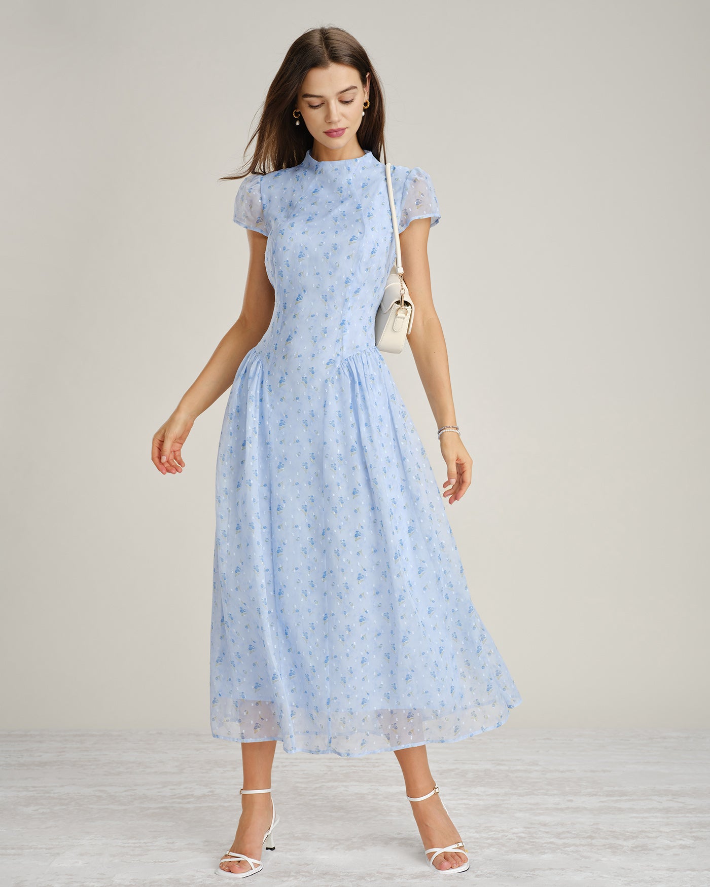 Vestido Maxi de Chiffon Floral Azul con Cuello Alto