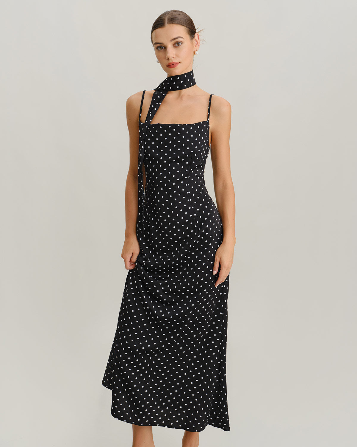 Vestido Maxi Lencero Negro de Lunares con Cuello Cowl