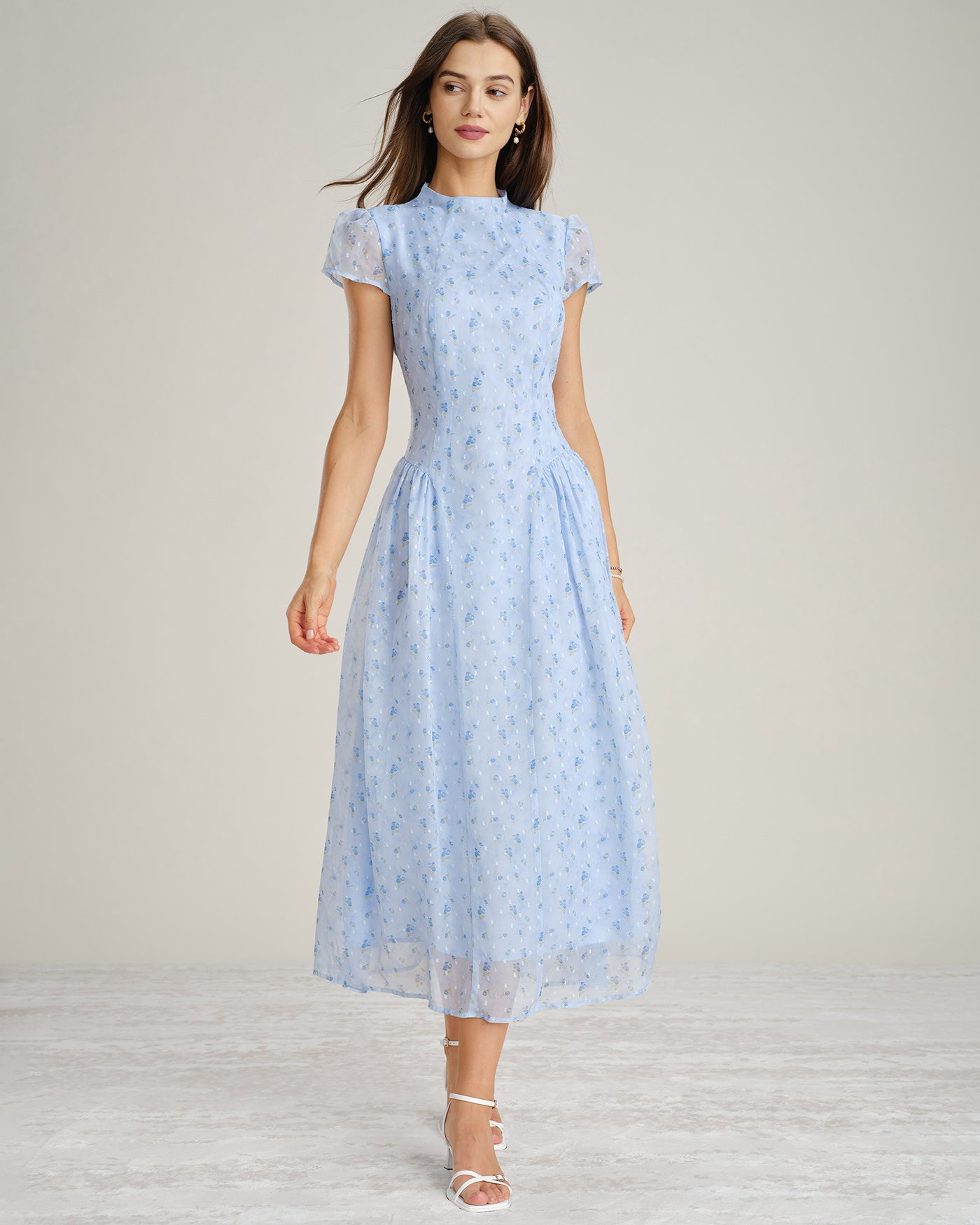 Vestido Maxi de Chiffon Floral Azul con Cuello Alto