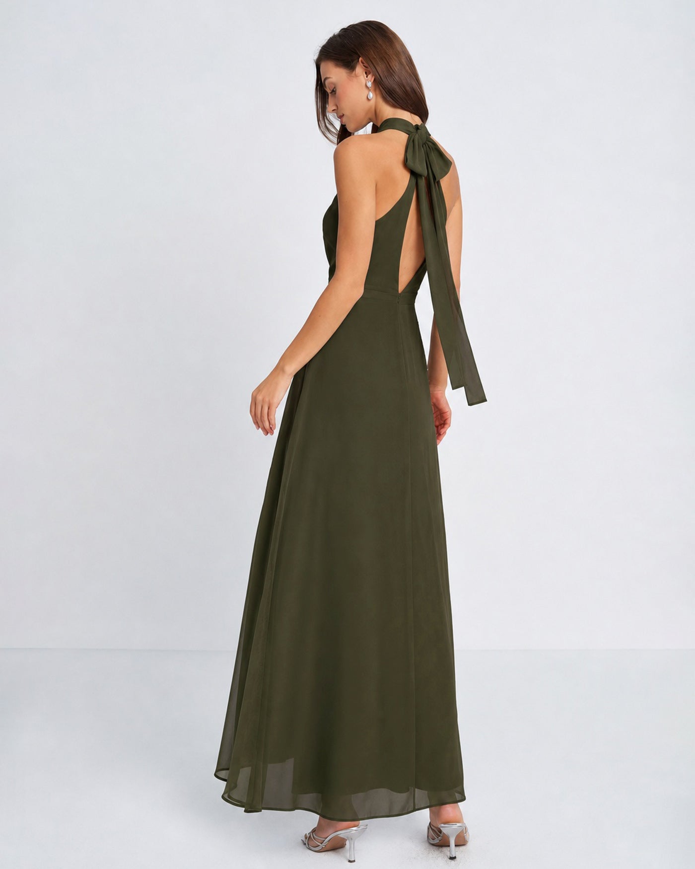 Vestido Maxi de Chiffon Verde con Cuello Alto y Abertura