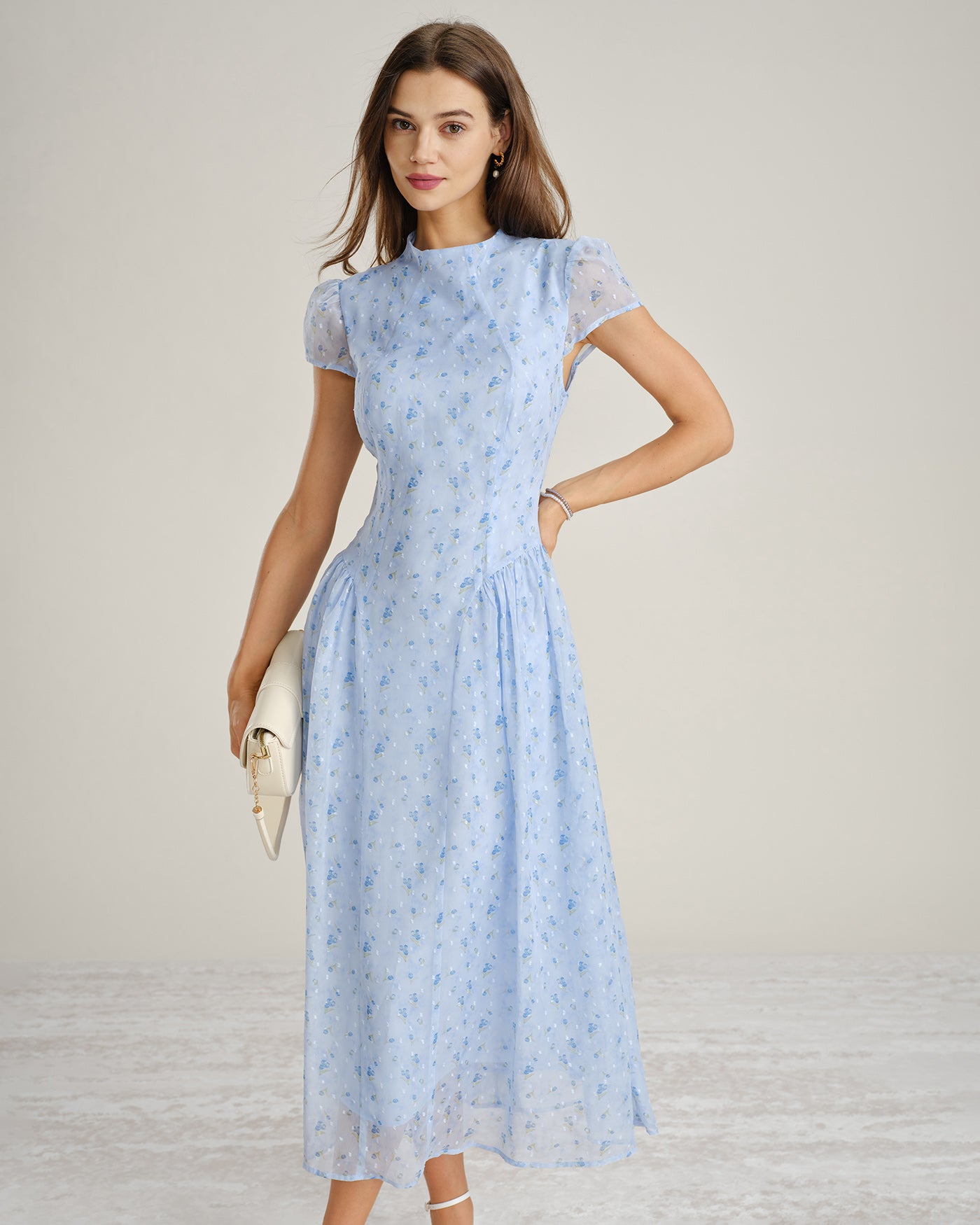 Vestido Maxi de Chiffon Floral Azul con Cuello Alto