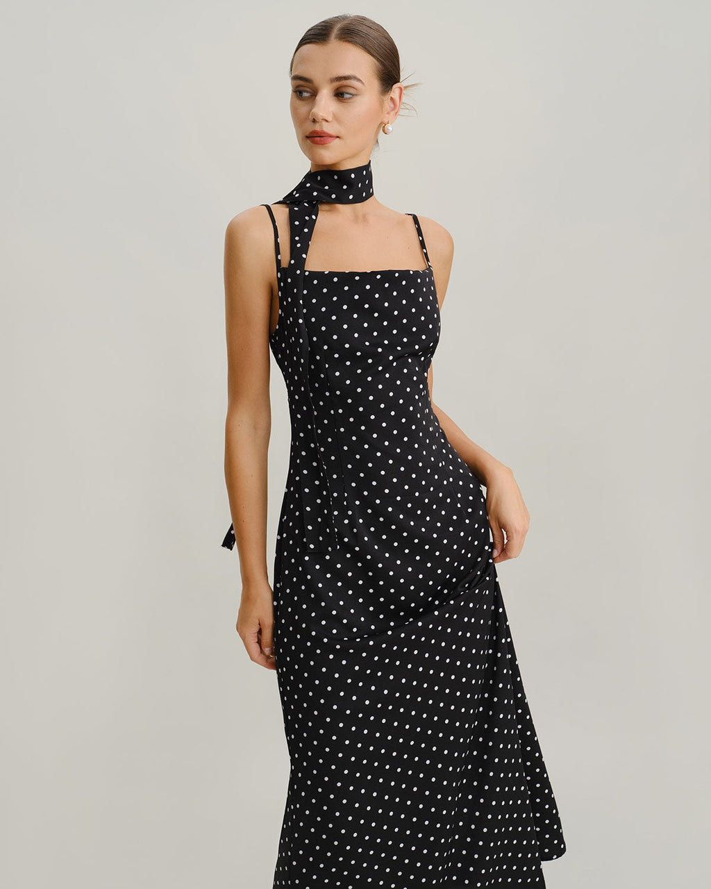 Vestido Maxi Lencero Negro de Lunares con Cuello Cowl