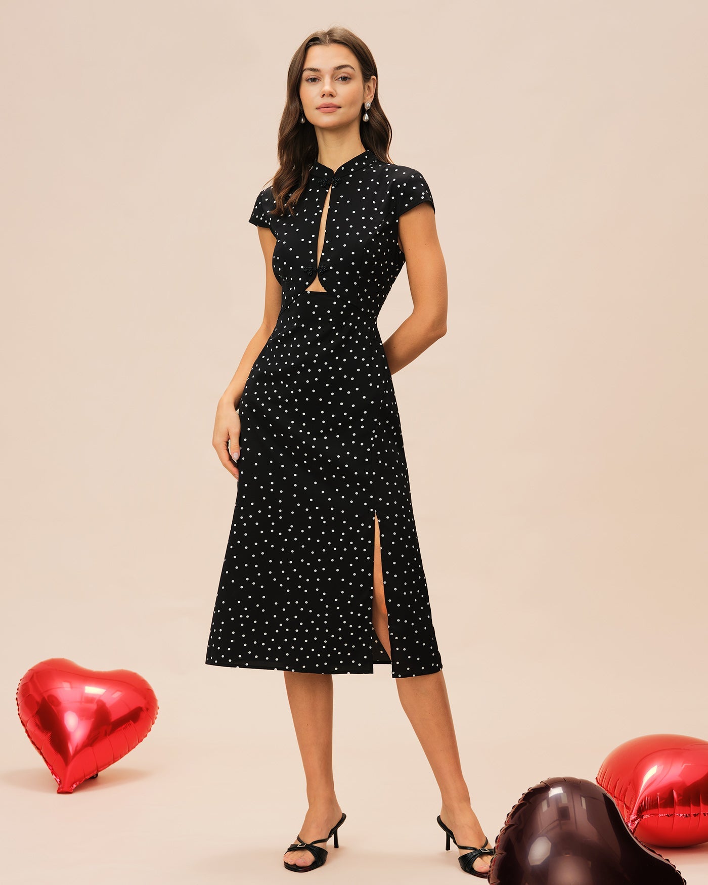 Vestido Midi Negro de Lunares con Cuello Mao
