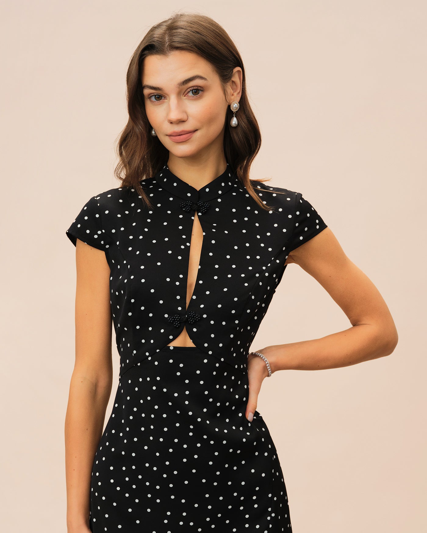 Vestido Midi Negro de Lunares con Cuello Mao