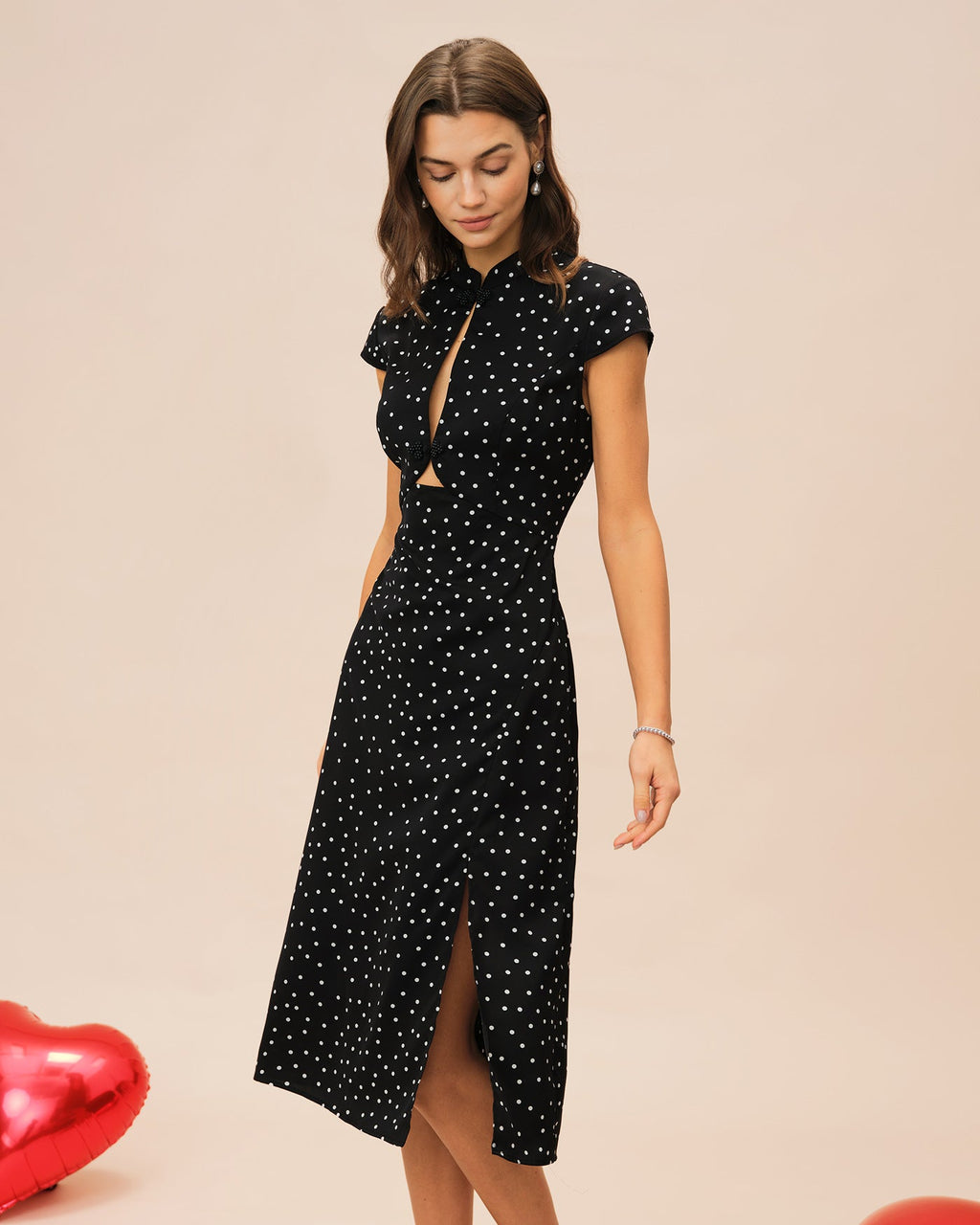 Vestido Midi Negro de Lunares con Cuello Mao