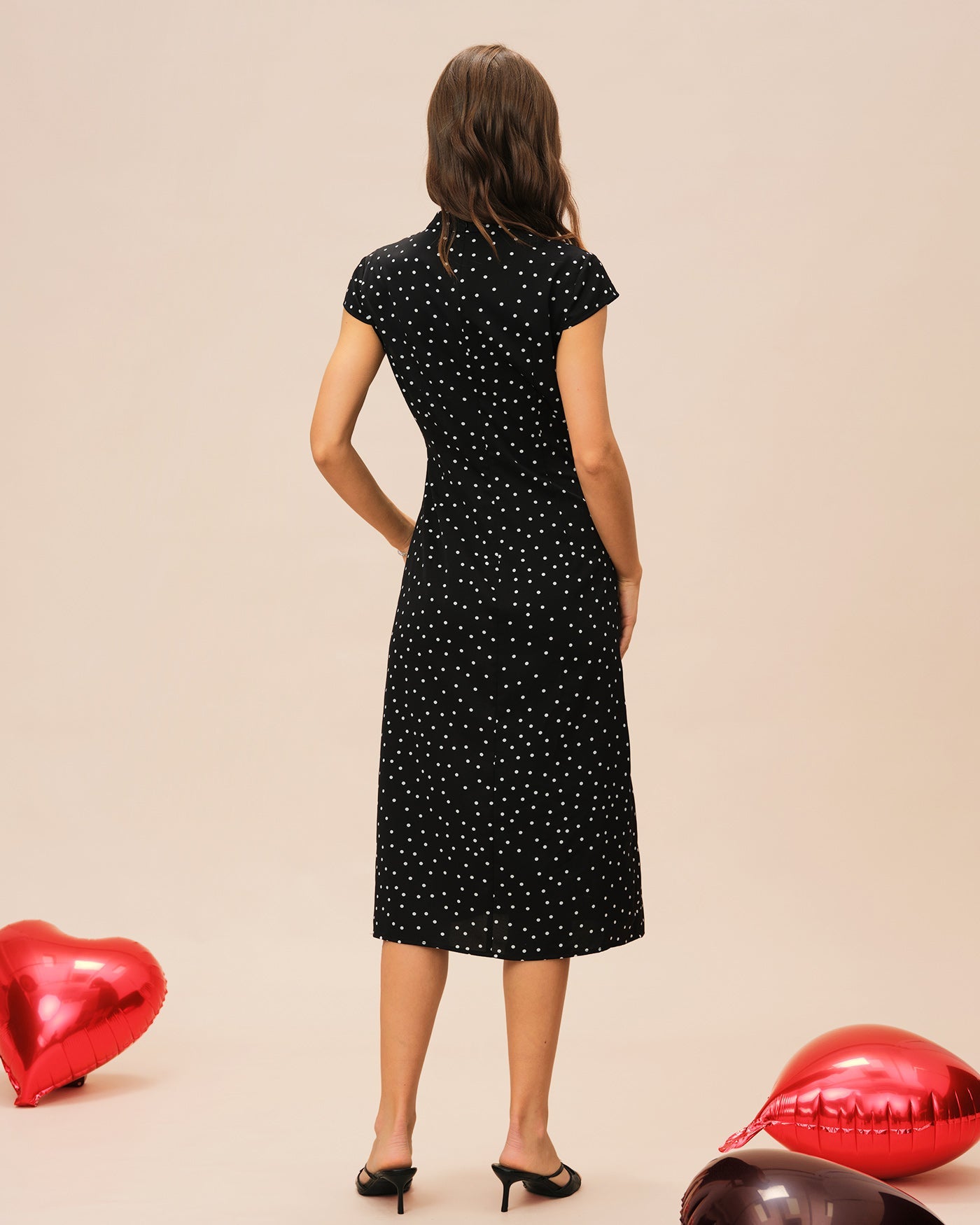 Vestido Midi Negro de Lunares con Cuello Mao